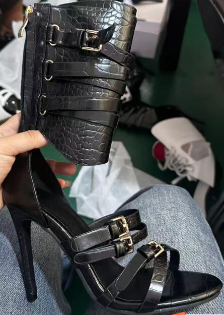 Sandal Strappy Heeled - Sandal seksi kulit hitam dengan ujung